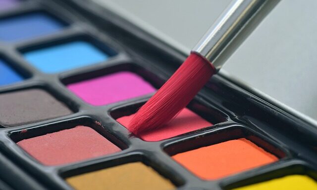 Czy malować akryl przy listwach?