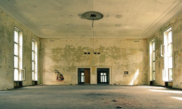 Jak tanio wyrównać sufit?