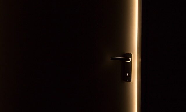 Czym wypełnić szczeliny między listwami?