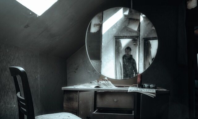 Jak uzyskać efekt lustra na ścianie?